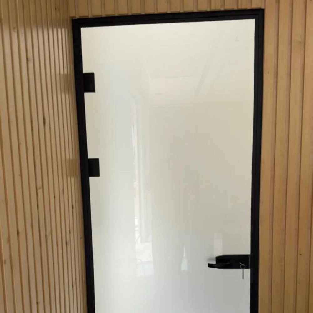 شیشه ساتینا با فریم پارتیشنی و دستگیره فرودگاهی